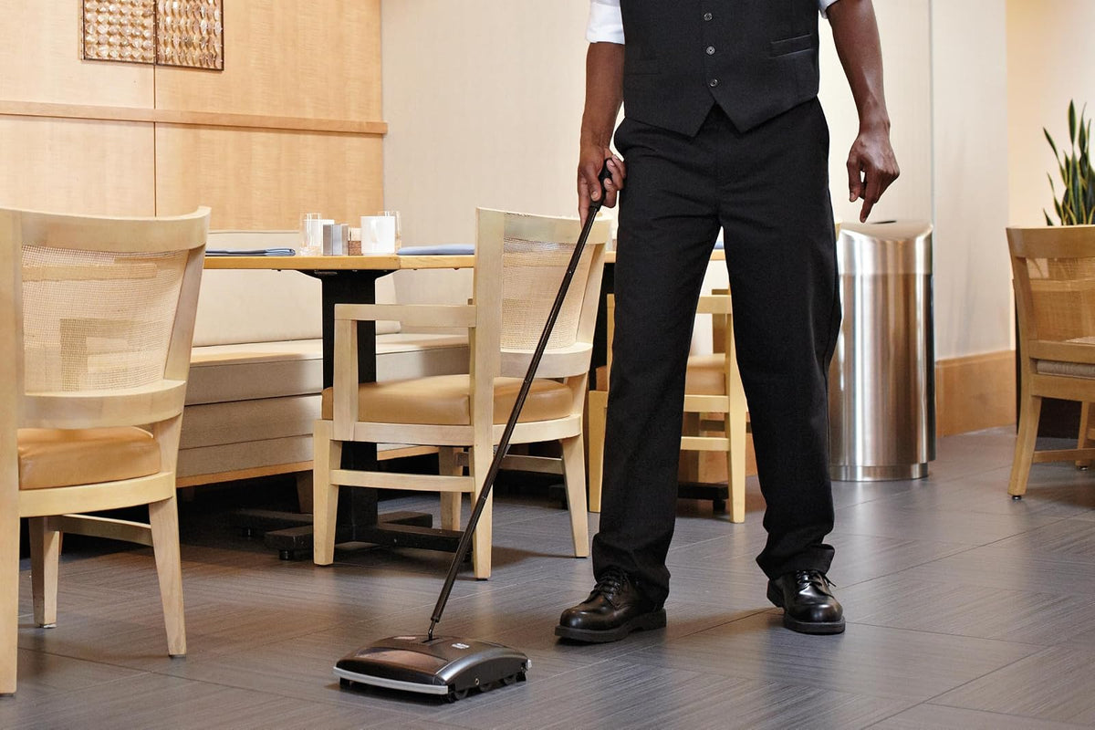Rubbermaid Barredora mecánica de doble acción, Negro, Acero galvanizado y plástico ABS resistente, Para pisos duros y alfombras de pelo bajo