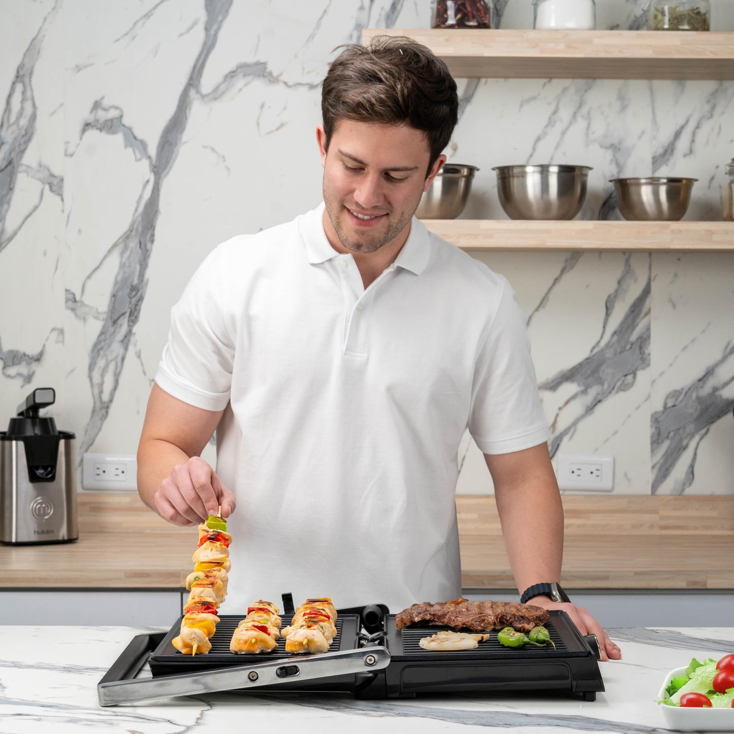 Hukën x MasterChef | Parrilla Eléctrica Multifuncional XL GRILL PRO | Apertura 180° | Perilla de Temperatura | Parrillas Antiadherentes | Bandeja de Goteo | Diseño Acero Inoxidable