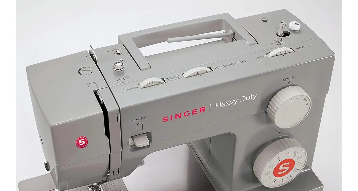 Vista superior de la máquina de coser SINGER 4423 mostrando portacarretes y enhebrador automático