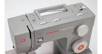 Vista superior de la máquina de coser SINGER 4423 mostrando portacarretes y enhebrador automático