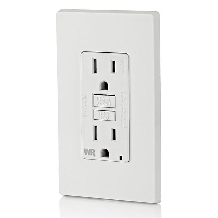 Enchufe a prueba de alteraciones Leviton SmartlockPro Slim, con fallo de puesta a tierra (GFCI), auto-prueba, luz de guía e indicador LED, 15 Amp, Blanco