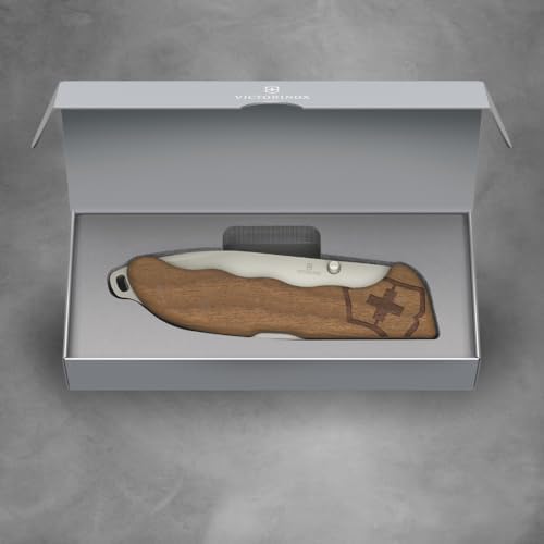 Victorinox Navaja Evoke Wood, 4 Usos, Madera | Báscula duradera de madera de nogal, tachuela extraíble, clip de transporte integrado y agujero de cordón para aventuras