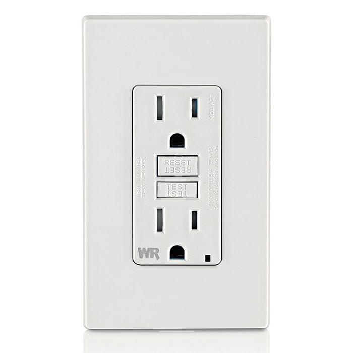 Enchufe a prueba de alteraciones Leviton SmartlockPro Slim, con fallo de puesta a tierra (GFCI), auto-prueba, luz de guía e indicador LED, 15 Amp, Blanco