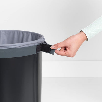 Brabantia Cesta de lavandería con tapa de corcho con bolsa interior extraíble, 16 galones (60 l), color negro