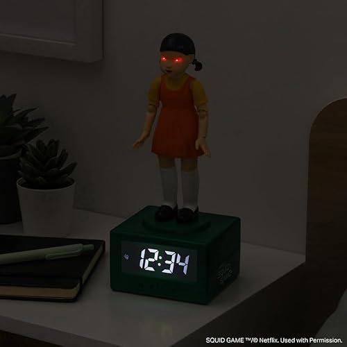 Paladone Reloj Despertador Muñeca Squid Game – Luz con Licencia Oficial De Netflix, Accesorios Y Decoración para Dormitorio Infantil