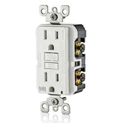 Enchufe a prueba de alteraciones Leviton SmartlockPro Slim, con fallo de puesta a tierra (GFCI), auto-prueba, luz de guía e indicador LED, 15 Amp, Blanco