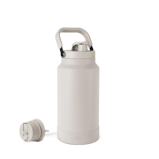 Simple Modern Trek Pivot | Jarra de Agua de 1/2 Galón con Asa y Bota | Tapas de Popote y Chorro Intercambiables | Grande, Aislada, de Acero Inoxidable | 1895ml | Almond Birch