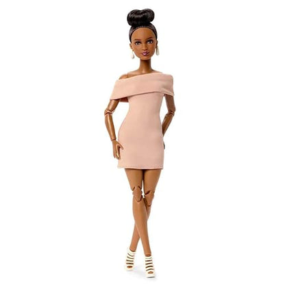 Barbie Basics Modelo 08 - Muñeca de Moda Coleccionable con Pelo Moreno, Vestido marrón con Escote y Sandalias, Ajuste Universal y Cuerpo Hecho a Mano, Regalo Ideal para el día de la Madre, JJX27