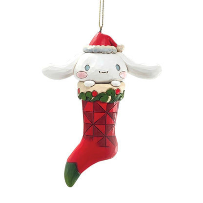 Enesco Sanrio by Jim Shore Hello Cinnamoroll en calcetín de Navidad - Ornamento Colgante de Resina de Piedra Pintada a Mano Coleccionable Cifras de Hello Kitty Adornos para árbol de Navidad, 4.5