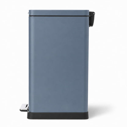 Home Zone Living - Papelera de cocina delgada de 12 galones con tapa de cierre suave, pedal de paso, banda para meter bolsa y forro extraíble, acero inoxidable, azul medianoche, 45 litros