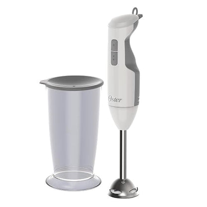 Oster Batidora de Inmersión 250 W, Función Turbo y Eje de Acero Inoxidable | Prepara sopas, papillas y aderezos, tritura hielo e incluye vaso medidor con tapa, diseño ergonómico, blanco, FPSTHB2600W-013