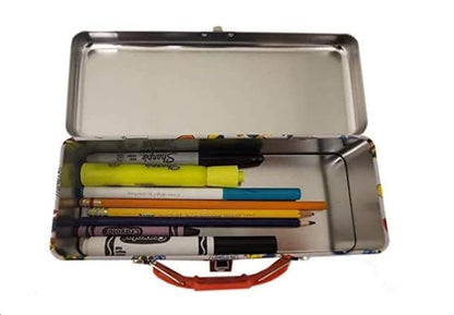 The Tin Box Company - Caja de lápices Bluey con cierre de mango y bisagra, modelo: 479407-12, caja de lápices con asa, 8-3/8 x 3-3/8 x 2-1/4 pulgadas de profundidad con bisagra y cierre