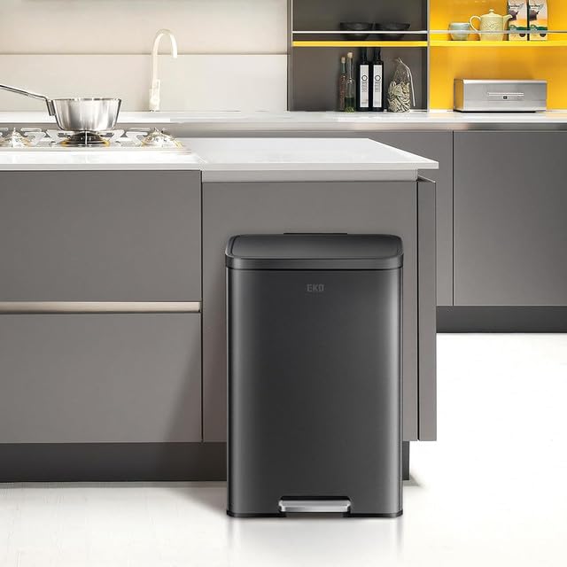 EKO Madison Bote de Basura para Cocina 50 L con Pedal Negro Mate | 50 litros, acabado negro mate, antihuellas dactilares, pedal resistente, cierre suave