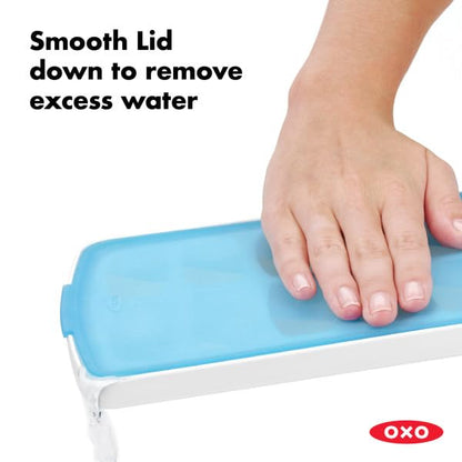 OXO Good Grips No-Spill bandeja de cubitos de hielo con tapa de silicona, Bandeja de hielo, Blanco/Azul, 8.8-Ounce, 1
