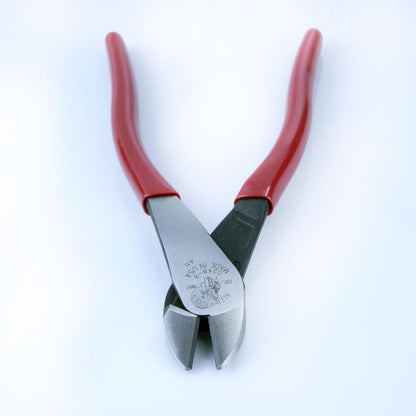 KLEIN TOOLS D248-8 |Pinzas De Corte Diagonal |Cabeza En Ángulo|Alta Palanca | Pinzas de corte con cabeza en ángulo y alta palanca, ideales para cortar alambres con más fuerza en espacios reducidos.