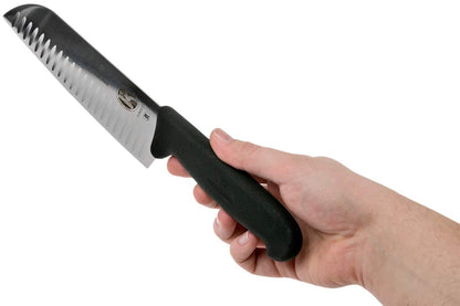 Victorinox 5.2523.17 Fibrox Pro Santoku Cuchillo para cortar de uso general, picar en dados, picar y todo lo demás entre hoja de borde estriado en negro, 6.7 pulgadas