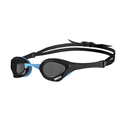 Arena Cobra Ultra Goggles de Natación de Competencia Swipe - Humo oscuro, negro y azul. - Deslizar antivaho sin espejo