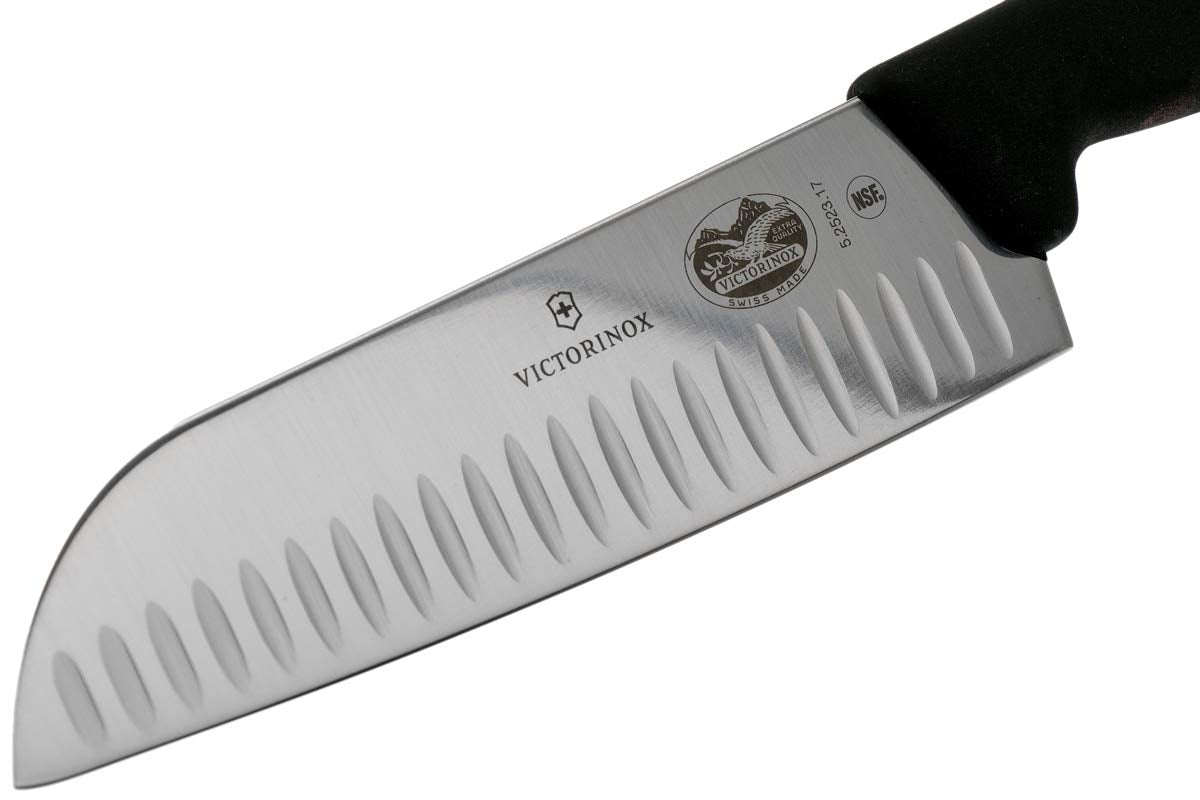 Victorinox 5.2523.17 Fibrox Pro Santoku Cuchillo para cortar de uso general, picar en dados, picar y todo lo demás entre hoja de borde estriado en negro, 6.7 pulgadas