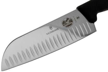 Victorinox 5.2523.17 Fibrox Pro Santoku Cuchillo para cortar de uso general, picar en dados, picar y todo lo demás entre hoja de borde estriado en negro, 6.7 pulgadas