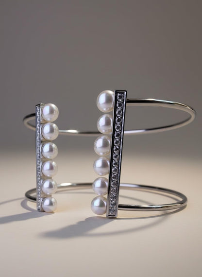 Majorica Pulsera Rígida Abierta 12 Perlas Blancas 5 mm y Circonitas Blancas Color Plata