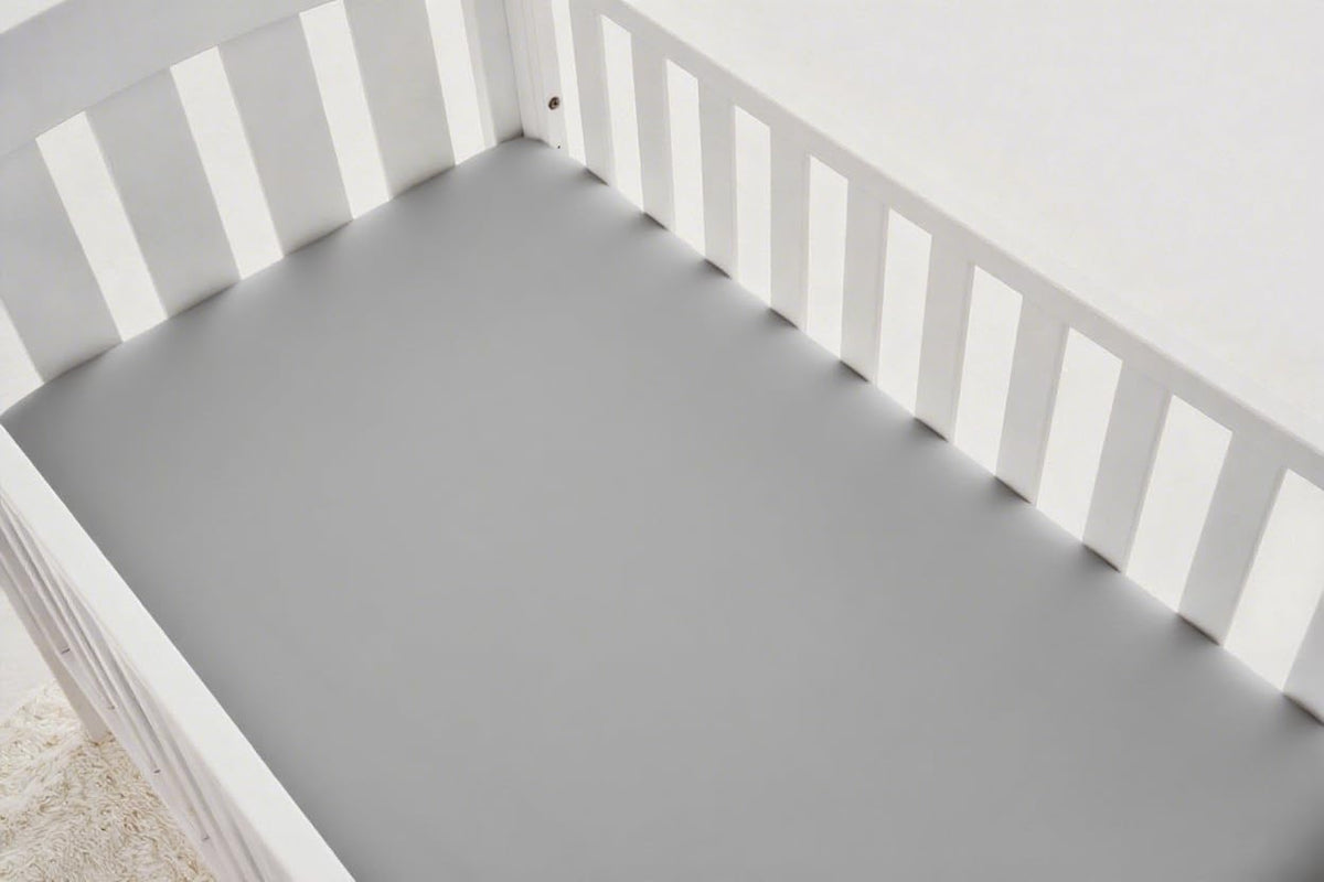 American Baby Company - Juego de 2 sábanas bajeras para cuna de 28 x 52 pulgadas, 100% poliéster microfibra ultrasuave, gris/azul marino, para niños y niñas, se adapta a colchones de cuna y cama para