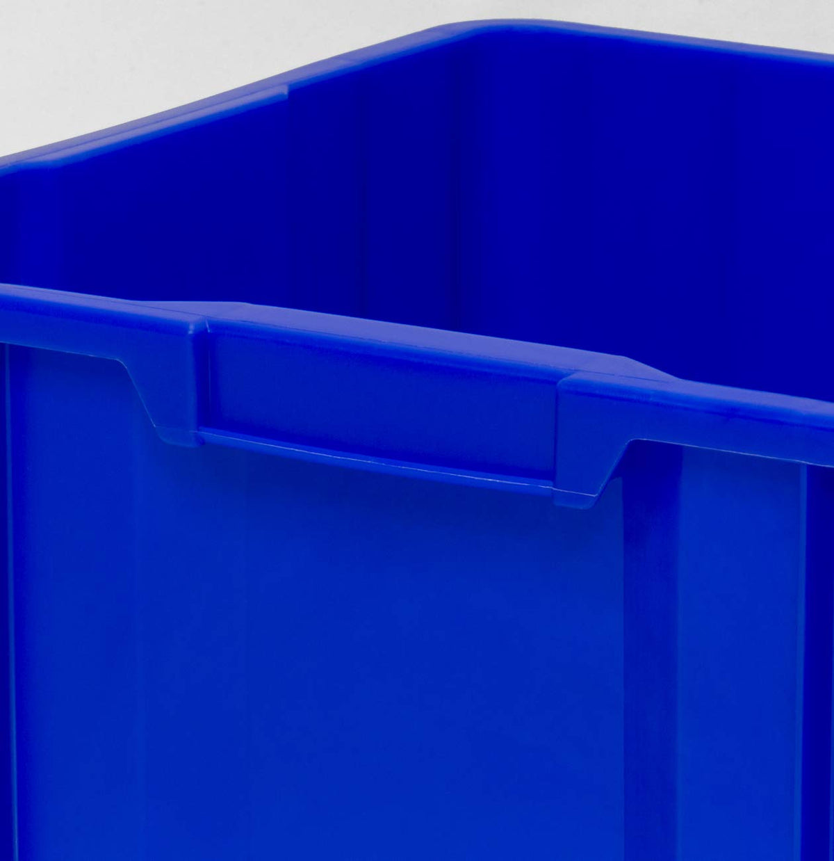 ReadySpace Paquete de 2 contenedores de plástico apilables con parte delantera abierta de alta resistencia, 12 galones, azul (13018BLUERS)
