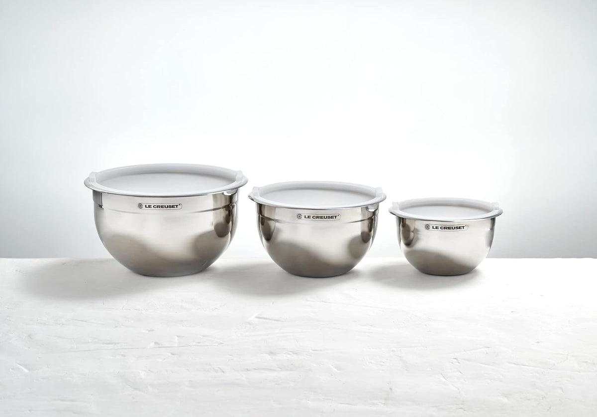 Le Creuset - Juego de 3 cuencos para mezclar anidados con base de silicona antideslizante y tapas herméticas de plástico, tamaño grande, acero inoxidable