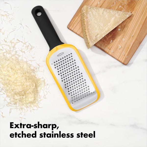 Oxo 11215900 Rallador para Verduras Acero Ama/Negro | Cubierta a presión, agarre antideslizante, zester, ideal para rallar parmeseano, queso, chocolate, nuez moscada