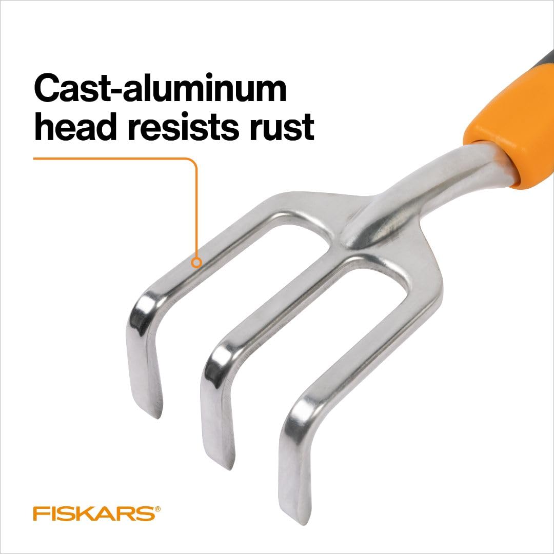 Fiskars Ergo Cultivador para excavar, airear piso y deshierbe, herramienta de jardín resistente con agujero para colgar