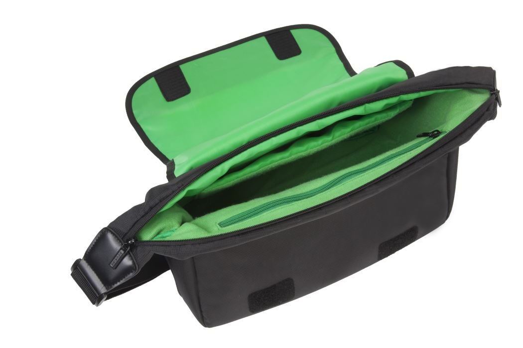 7450 Bolsa Rivacase para Cámara Reflex SLR tipo Mensajero Green Mantis. Guarda Celular, 3 Lentes y Flash, Tablet 10", Anti-Impacto, Bolsillos Externos, Correa Ajustable Acojinada Antideslizante.