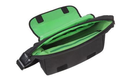 7450 Bolsa Rivacase para Cámara Reflex SLR tipo Mensajero Green Mantis. Guarda Celular, 3 Lentes y Flash, Tablet 10", Anti-Impacto, Bolsillos Externos, Correa Ajustable Acojinada Antideslizante.