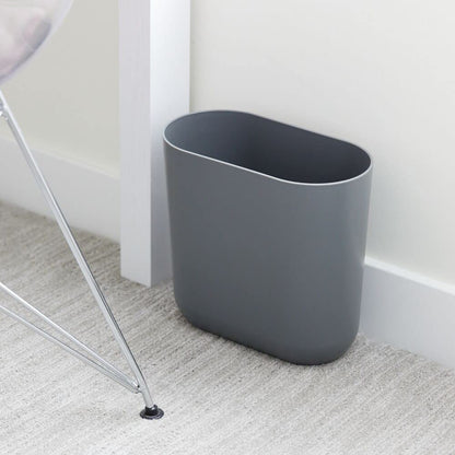 iDesign Cesta ovalada delgada de plástico reciclado, colección The Cade - 10.6 x 5.5 x 9.7 pulgadas, color carbón