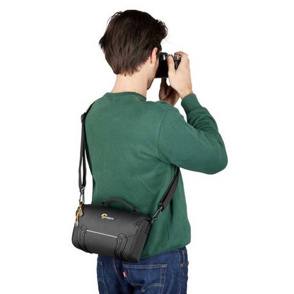 Lowepro Adventura SH 160 III, bolsa de hombro para cámara con correa de hombro ajustable/extraíble, bolsa para cámara sin espejo, compatible con Sony Alpha 7 Series, negro