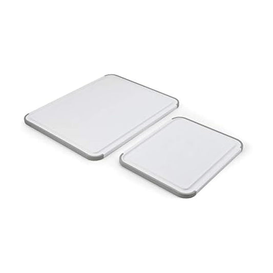 KitchenAid Classic - Juego de tablas de cortar de plástico antideslizantes de 2 piezas con zanja perimetral y bordes antideslizantes, 2 tablas de cortar de cocina, aptas para lavaplatos, blanco y gris