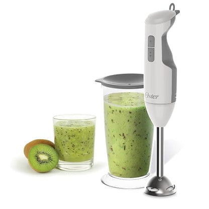 Oster Batidora de Inmersión 250 W, Función Turbo y Eje de Acero Inoxidable | Prepara sopas, papillas y aderezos, tritura hielo e incluye vaso medidor con tapa, diseño ergonómico, blanco, FPSTHB2600W-013