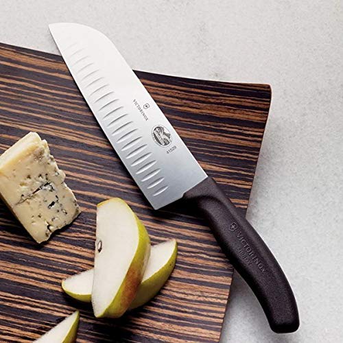 Victorinox 5.2523.17 Fibrox Pro Santoku Cuchillo para cortar de uso general, picar en dados, picar y todo lo demás entre hoja de borde estriado en negro, 6.7 pulgadas