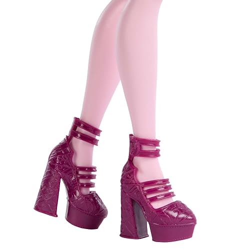 Monster High Muñeca Draculaura Look Uniforme Monstruoso, Articulada con Accesorios, Outfit Escolar, para niñas de 4 años en adelante
