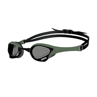 Arena Cobra Ultra Goggles de Natación de Competencia Swipe - humo - militar - negro. - Deslizar antivaho sin espejo