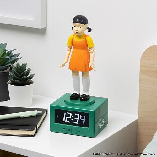 Paladone Reloj Despertador Muñeca Squid Game – Luz con Licencia Oficial De Netflix, Accesorios Y Decoración para Dormitorio Infantil