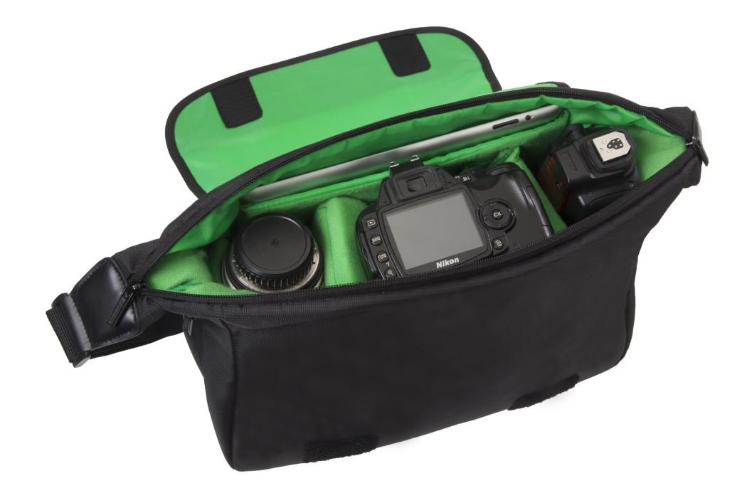 7450 Bolsa Rivacase para Cámara Reflex SLR tipo Mensajero Green Mantis. Guarda Celular, 3 Lentes y Flash, Tablet 10", Anti-Impacto, Bolsillos Externos, Correa Ajustable Acojinada Antideslizante.