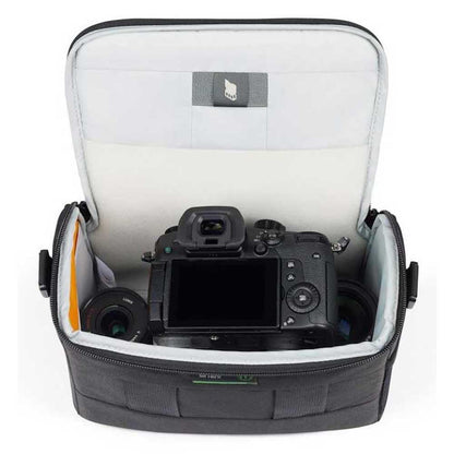 Lowepro Adventura SH 160 III, bolsa de hombro para cámara con correa de hombro ajustable/extraíble, bolsa para cámara sin espejo, compatible con Sony Alpha 7 Series, negro