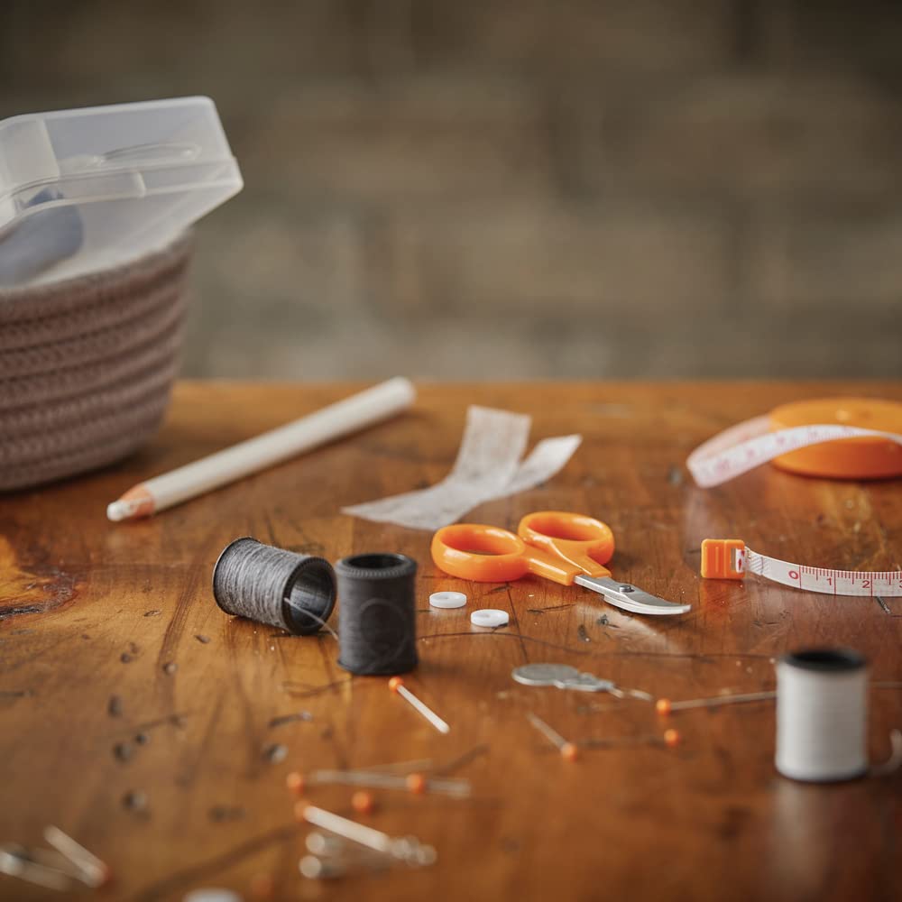 Fiskars - Kit de costura con tijeras, cinta medidora, alfileres, hilo y más, juego de 62 piezas con funda, suministros para manualidades, transparente