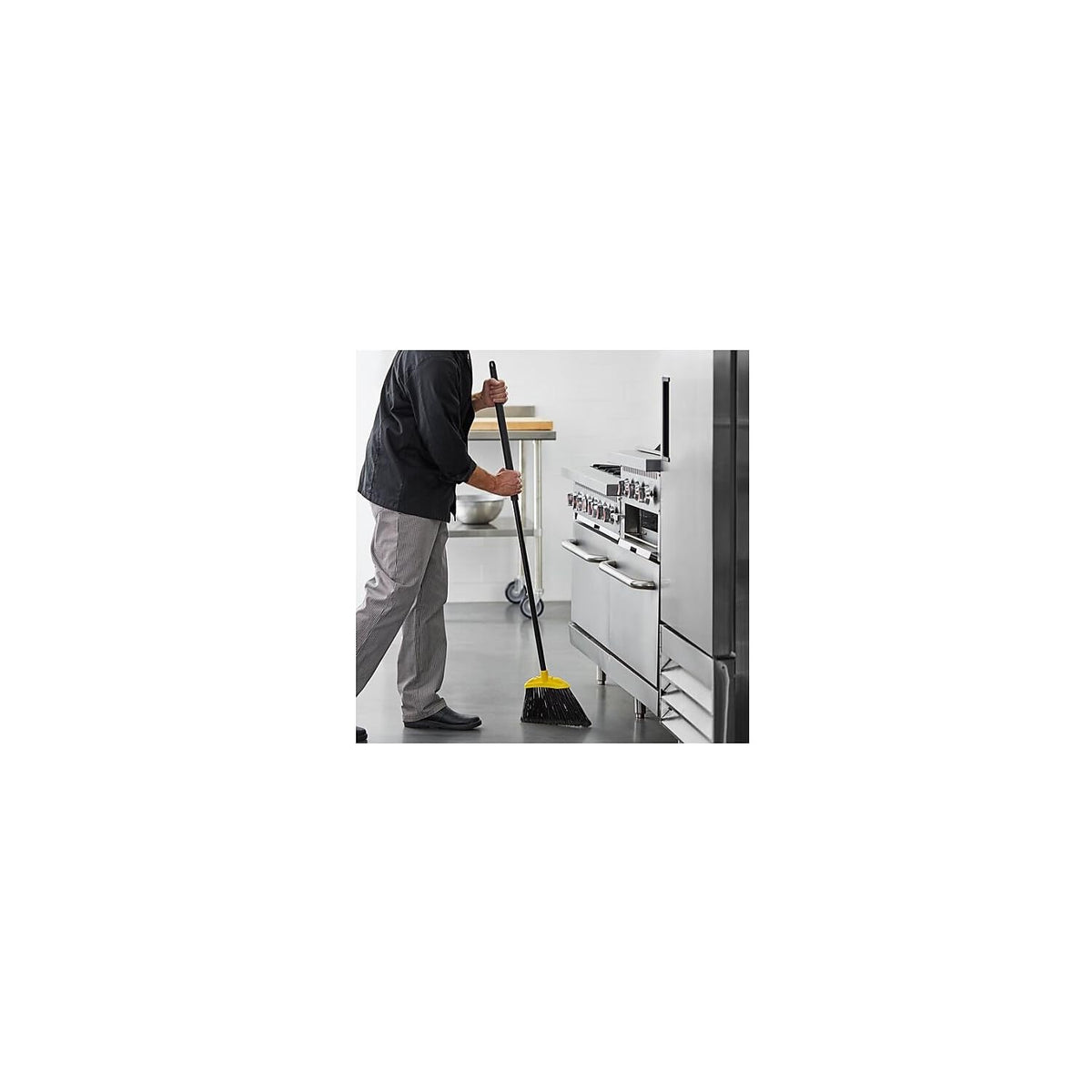 Rubbermaid Commercial Products - Escoba de ángulo de Barrido Jumbo de Superficie Lisa de 10 Pulgadas, Mango de Metal, Negro, para Limpiar áreas difíciles de alcanzar