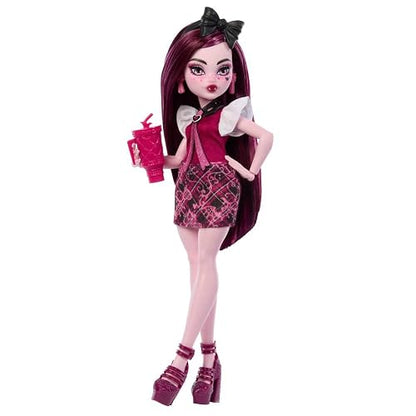Monster High Muñeca Draculaura Look Uniforme Monstruoso, Articulada con Accesorios, Outfit Escolar, para niñas de 4 años en adelante