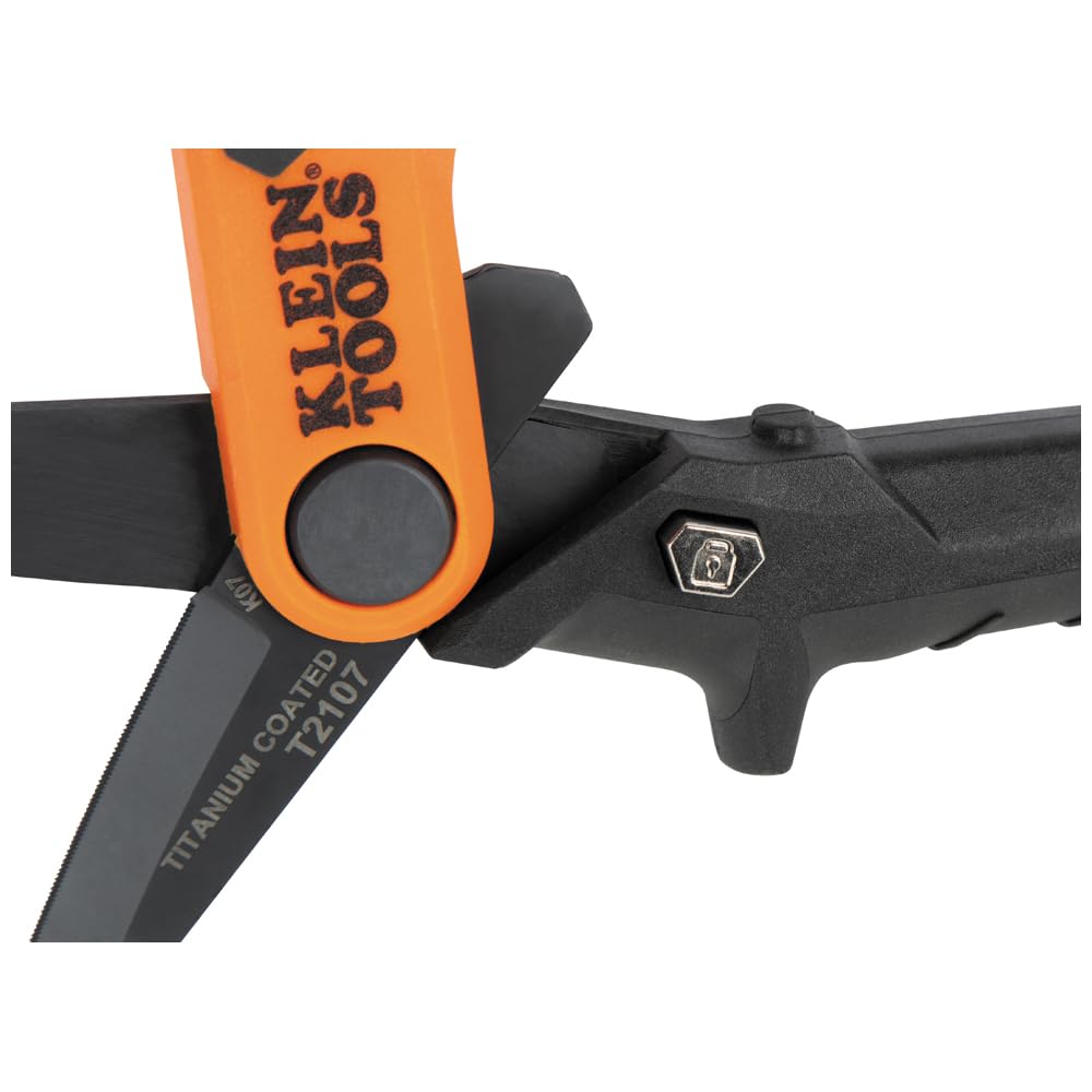 Klein Tools T2107 Tijeras de utilidad revestidas de titanio, compactas, tijeras de acero inoxidable, cuchillas dentadas, corta materiales resistentes, 7 pulgadas