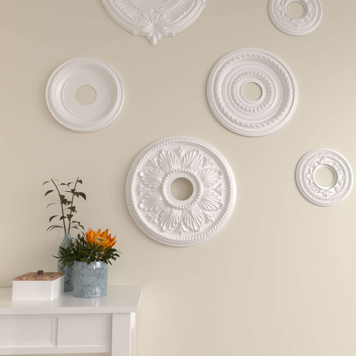 Ekena Millwork CM18ED1 Medallón de techo de Edimburgo, 18 1/8 pulgadas de diámetro exterior x 3 1/2 pulgadas de diámetro interior x 2 3/4 pulgadas, imprimado de fábrica
