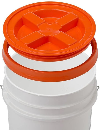 Tapa de sellado Gamma – Convierte tu cubo de utilidad estándar en un recipiente de almacenamiento hermético – Se adapta a cubos de 3.5, 5, 6 y 7 galones – Naranja