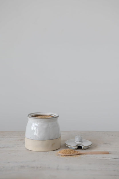 Creative Co-Op - Azucarero de gres con tapa y cuchara de madera, esmalte blanco