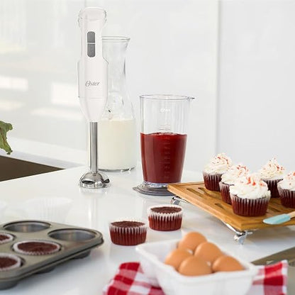 Oster Batidora de Inmersión 250 W, Función Turbo y Eje de Acero Inoxidable | Prepara sopas, papillas y aderezos, tritura hielo e incluye vaso medidor con tapa, diseño ergonómico, blanco, FPSTHB2600W-013