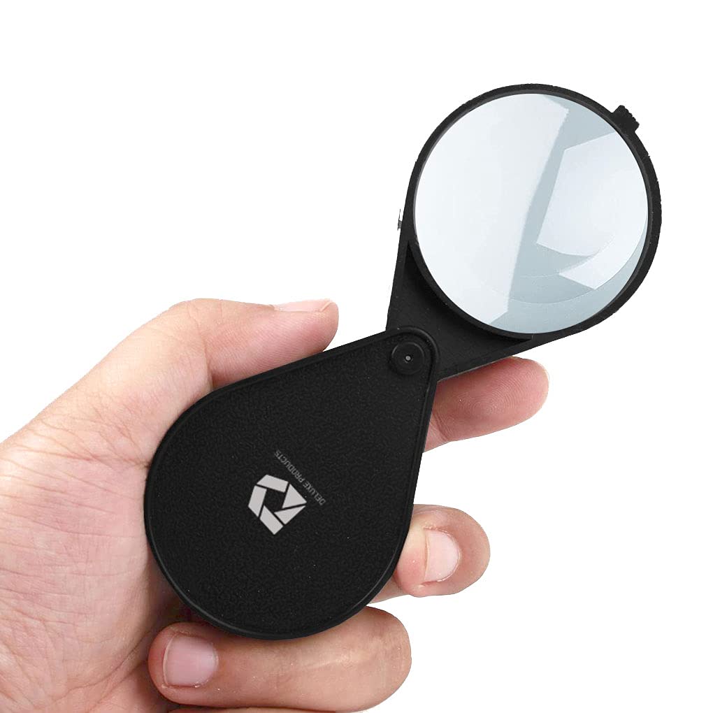 Deluxe Products Lupa de Bolsillo Plegable, diseño Compacto portátil para Viajes, y Lente de Vidrio de 2.5 Pulgadas con Aumento 4X para Leer Impresiones pequeñas y Aficionados, Color Negro, DP-7016